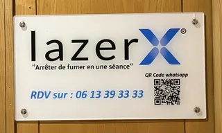 La plaque lazerX à l'entrée du centre
